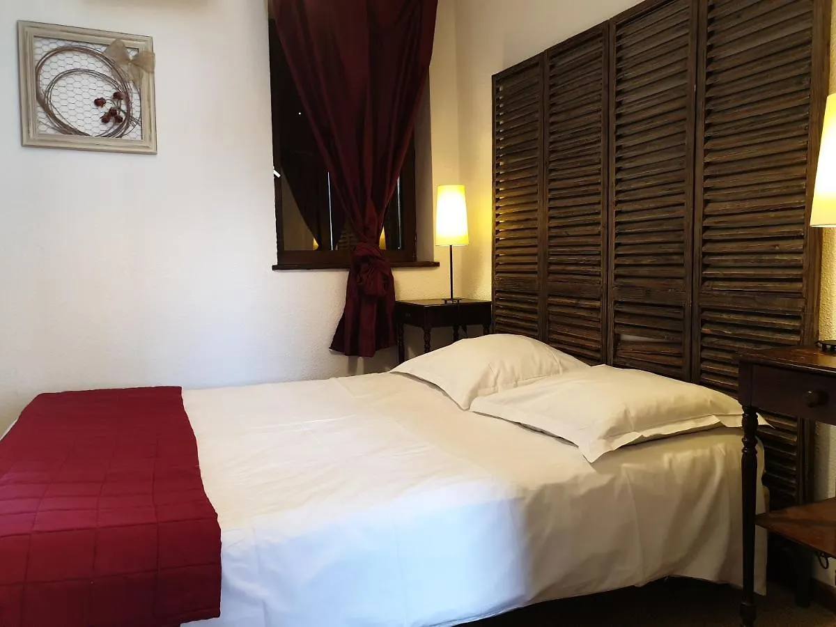 Le Relais Des Dix Crus - Logis Hotel B&B Corcelles-en-Beaujolais