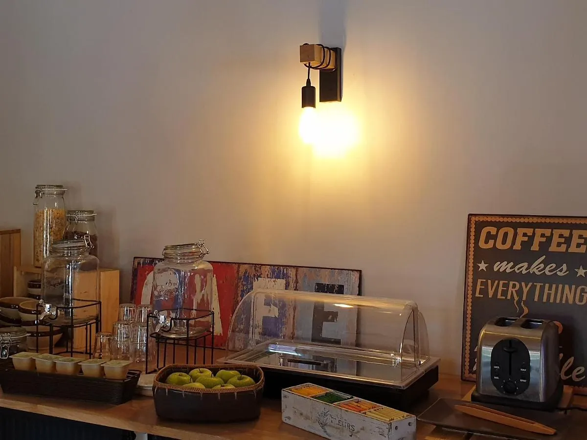 Le Relais Des Dix Crus - Logis Hotel B&B Corcelles-en-Beaujolais 2*,  France
